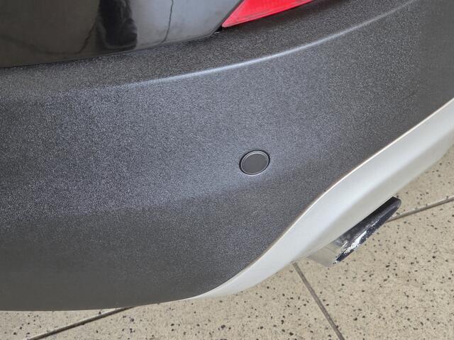 Volvo V40 CROSS COUNTRY 2.0 D3 Summum/ Automaat!/ Zwarte Hemel!/ LED Koplampen/ Trekhaak/ Camera/ Stoelverw./ Dodehoekdet./ Grootlichtass./ 16''LMV/ Keyless GO/ Clima/ Navi/ Cruise.Adapt/ Bluetooth/ Elek.Pakket/ Isofix/ PDC Achter