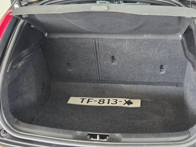Volvo V40 CROSS COUNTRY 2.0 D3 Summum/ Automaat!/ Zwarte Hemel!/ LED Koplampen/ Trekhaak/ Camera/ Stoelverw./ Dodehoekdet./ Grootlichtass./ 16''LMV/ Keyless GO/ Clima/ Navi/ Cruise.Adapt/ Bluetooth/ Elek.Pakket/ Isofix/ PDC Achter