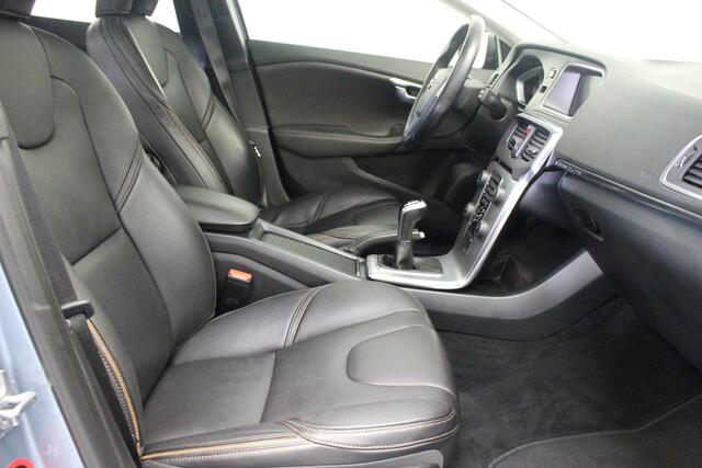 Volvo V40 CROSS COUNTRY 2.0 T3 Nordic | Rijklaarprijs | Leer | Pano dak |