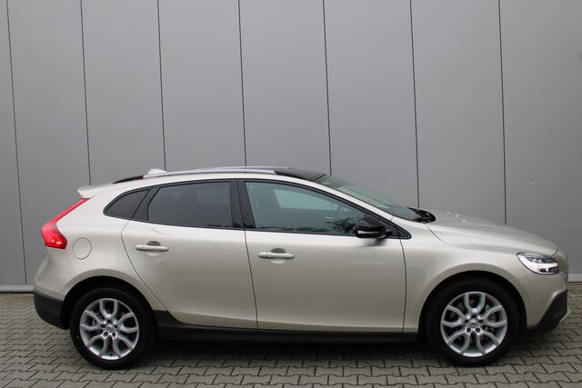 Volvo V40 CROSS COUNTRY T3 automaat Polar+ Luxury | 1e eigenaar | Dealer onderhouden | Panorama dak