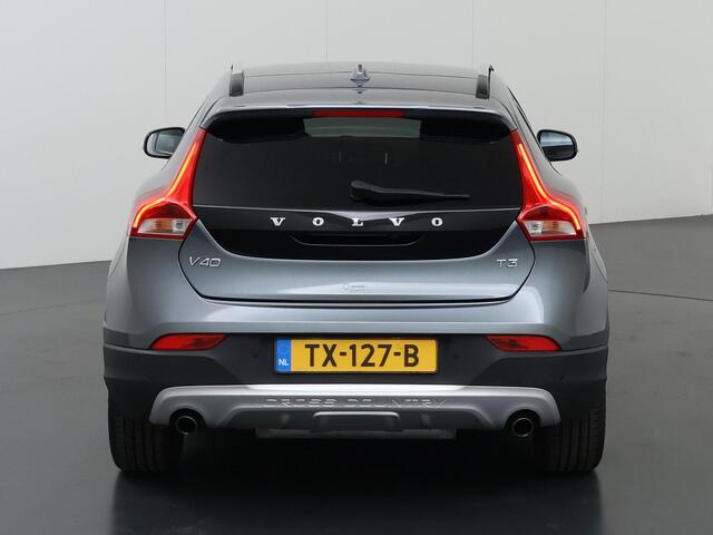 Volvo V40 CROSS COUNTRY 2.0 T3 Summum | Trekhaak | Panoramadak | Navigatie | Parkeercamera | Stoelverwarming | Climate Control | Cruise Control |