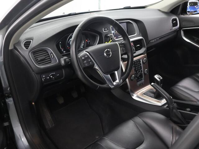 Volvo V40 CROSS COUNTRY 2.0 T3 Summum | Trekhaak | Panoramadak | Navigatie | Parkeercamera | Stoelverwarming | Climate Control | Cruise Control |