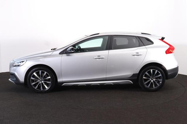 Volvo V40 CROSS COUNTRY T3 PolarPlus Luxury - AUTOMAAT - Panoramadak - Adaptive Cruise Control - BLIS - Parkeercamera achter - Verwarmde voorstoelen & achterbank - Parkeersensoren voor & achter - Lederen Bekleding - Navigatie - Standkachel - Volvo On Call - Extra getint glas - 1