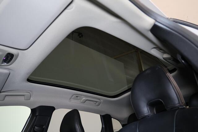 Volvo V40 CROSS COUNTRY T3 PolarPlus Luxury - AUTOMAAT - Panoramadak - Adaptive Cruise Control - BLIS - Parkeercamera achter - Verwarmde voorstoelen & achterbank - Parkeersensoren voor & achter - Lederen Bekleding - Navigatie - Standkachel - Volvo On Call - Extra getint glas - 1