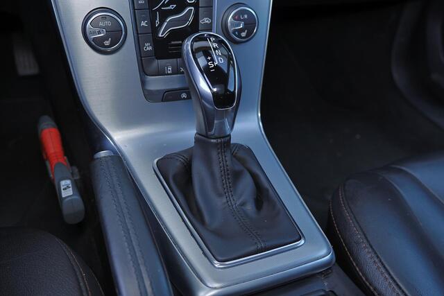 Volvo V40 CROSS COUNTRY T3 PolarPlus Luxury - AUTOMAAT - Panoramadak - Adaptive Cruise Control - BLIS - Parkeercamera achter - Verwarmde voorstoelen & achterbank - Parkeersensoren voor & achter - Lederen Bekleding - Navigatie - Standkachel - Volvo On Call - Extra getint glas - 1