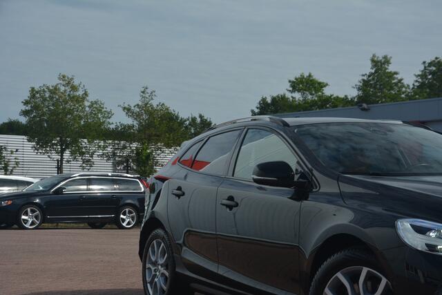Volvo V40 CROSS COUNTRY 1.5 T3 Polar+ Luxury | Navigatie | LED | Stoelverwarming | Leer | Keyless | Panoramadak | NL auto!! |