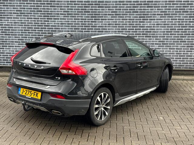 Volvo V40 CROSS COUNTRY 1.5 T3 Polar+ Luxury | Trekhaak | Lederen Bekleding | Achteruitrijcamera | Parkeersensoren | Cruise Control Adaptief | BLIS | Navigatie | High Performance Audio | LED Koplampen | Elektrisch Verstelbare Stoel | Parkeerverwarming | Panoramadak