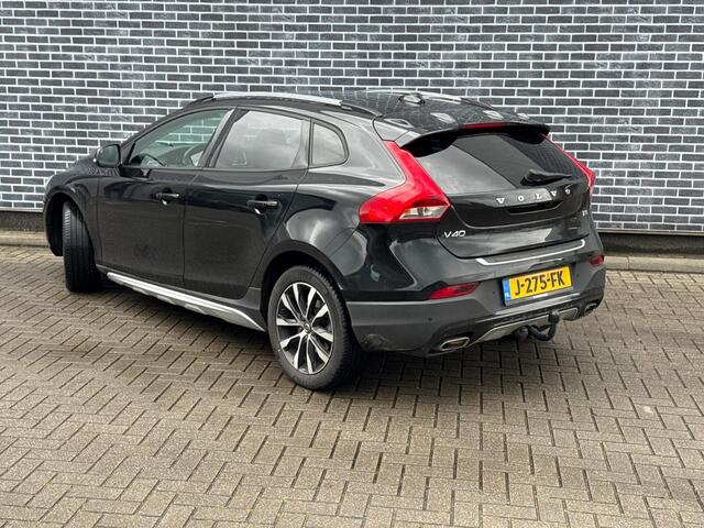 Volvo V40 CROSS COUNTRY 1.5 T3 Polar+ Luxury | Trekhaak | Lederen Bekleding | Achteruitrijcamera | Parkeersensoren | Cruise Control Adaptief | BLIS | Navigatie | High Performance Audio | LED Koplampen | Elektrisch Verstelbare Stoel | Parkeerverwarming | Panoramadak