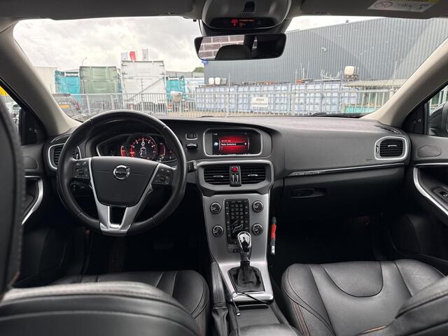 Volvo V40 CROSS COUNTRY 1.5 T3 Polar+ Luxury | Trekhaak | Lederen Bekleding | Achteruitrijcamera | Parkeersensoren | Cruise Control Adaptief | BLIS | Navigatie | High Performance Audio | LED Koplampen | Elektrisch Verstelbare Stoel | Parkeerverwarming | Panoramadak