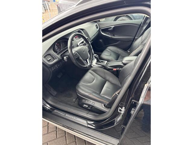 Volvo V40 CROSS COUNTRY 1.5 T3 Polar+ Luxury | Trekhaak | Lederen Bekleding | Achteruitrijcamera | Parkeersensoren | Cruise Control Adaptief | BLIS | Navigatie | High Performance Audio | LED Koplampen | Elektrisch Verstelbare Stoel | Parkeerverwarming | Panoramadak