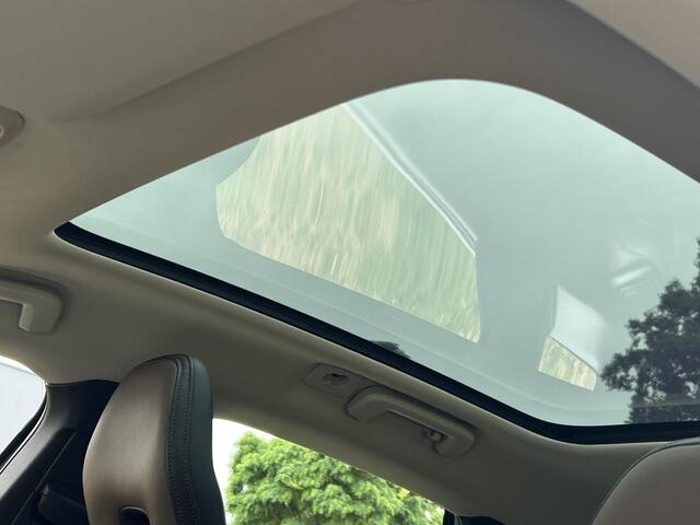 Volvo V40 CROSS COUNTRY 2.0 T3 Summum / Trekhaak / Achteruitrijcamera & sensoren achter / Stoelverwarming / Elektrisch verstelbare bestuurdersstoel / Cruise Control / Climate Control /