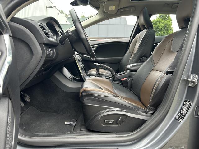 Volvo V40 CROSS COUNTRY 2.0 T3 Summum / Trekhaak / Achteruitrijcamera & sensoren achter / Stoelverwarming / Elektrisch verstelbare bestuurdersstoel / Cruise Control / Climate Control /
