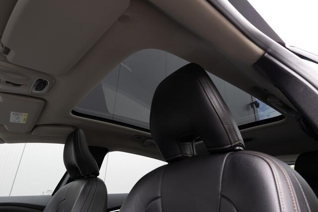 Volvo V40 CROSS COUNTRY 2.0 T4 Nordic+ | LEDER | PANO | CAMERA | NL-AUTO | TREKHAAK