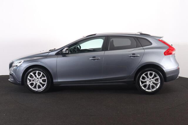Volvo V40 CROSS COUNTRY T3 PolarPlus Luxury - Panoramadak - Harman/Kardon audio - Parkeercamera achter - Parkeersensoren voor & achter - Volvo On Call - Cruise Control - Standkachel - 17' LMV