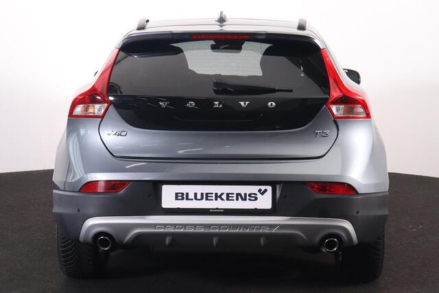 Volvo V40 CROSS COUNTRY T3 PolarPlus Luxury - Panoramadak - Harman/Kardon audio - Parkeercamera achter - Parkeersensoren voor & achter - Volvo On Call - Cruise Control - Standkachel - 17' LMV