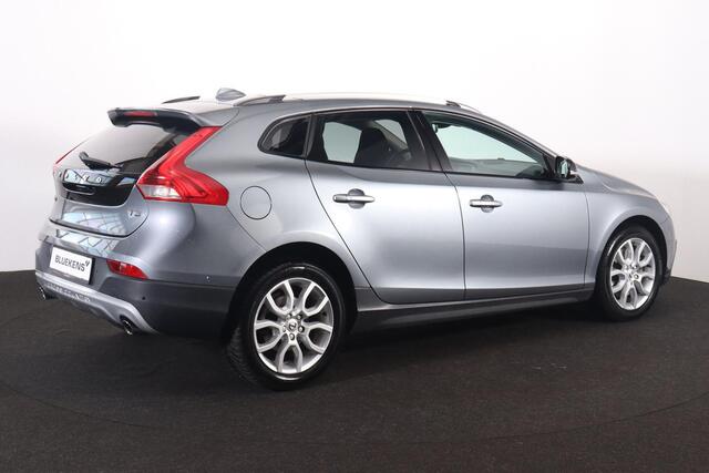 Volvo V40 CROSS COUNTRY T3 PolarPlus Luxury - Panoramadak - Harman/Kardon audio - Parkeercamera achter - Parkeersensoren voor & achter - Volvo On Call - Cruise Control - Standkachel - 17' LMV