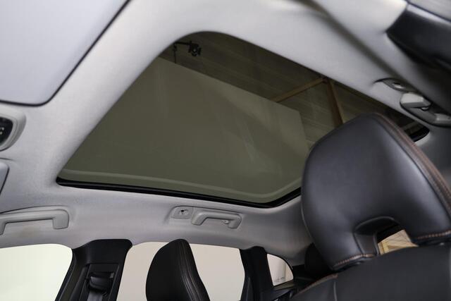 Volvo V40 CROSS COUNTRY T3 PolarPlus Luxury - Panoramadak - Harman/Kardon audio - Parkeercamera achter - Parkeersensoren voor & achter - Volvo On Call - Cruise Control - Standkachel - 17' LMV