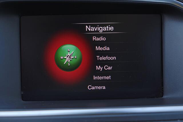 Volvo V40 CROSS COUNTRY T3 PolarPlus Luxury - Panoramadak - Harman/Kardon audio - Parkeercamera achter - Parkeersensoren voor & achter - Volvo On Call - Cruise Control - Standkachel - 17' LMV