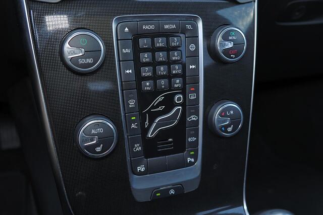 Volvo V40 CROSS COUNTRY T3 PolarPlus Luxury - Panoramadak - Harman/Kardon audio - Parkeercamera achter - Parkeersensoren voor & achter - Volvo On Call - Cruise Control - Standkachel - 17' LMV