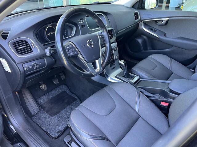 Volvo V40 CROSS COUNTRY 2.0 T3 Momentum | Rijklaar incl 12 mnd Bovag | Darktint Parkeersensoren voor + achter Trekhaak