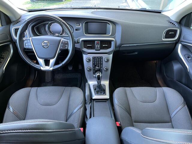 Volvo V40 CROSS COUNTRY 2.0 T3 Momentum | Rijklaar incl 12 mnd Bovag | Darktint Parkeersensoren voor + achter Trekhaak