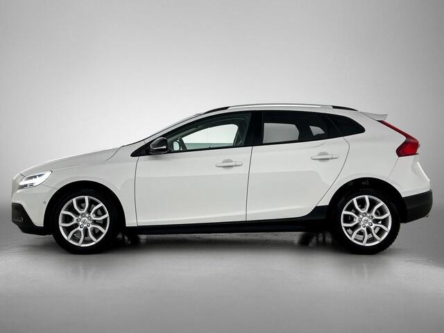 Volvo V40 CROSS COUNTRY 1.5 T3 Polar+ Luxury | Trekhaak | Panoramadak | Camera |