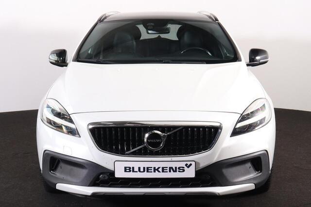 Volvo V40 CROSS COUNTRY T3 Polar Plus Luxury - Panoramadak - Leder - DAB - Parkeerverwarming - Camera achter - All-Season banden - Climate Control - Cruise Control - Parkeersensoren voor & achter - Keyless Entry - Getint glas v.a. B-stijl - Harman/Kardon - Bluekens onderhouden - 18' LMV 'Metallah'