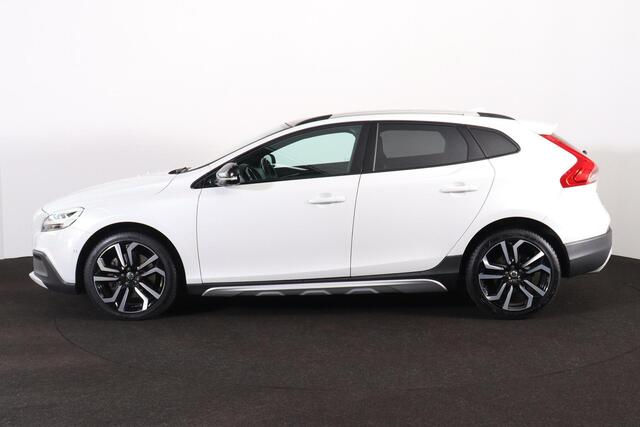Volvo V40 CROSS COUNTRY T3 Polar Plus Luxury - Panoramadak - Leder - DAB - Parkeerverwarming - Camera achter - All-Season banden - Climate Control - Cruise Control - Parkeersensoren voor & achter - Keyless Entry - Getint glas v.a. B-stijl - Harman/Kardon - Bluekens onderhouden - 18' LMV 'Metallah'