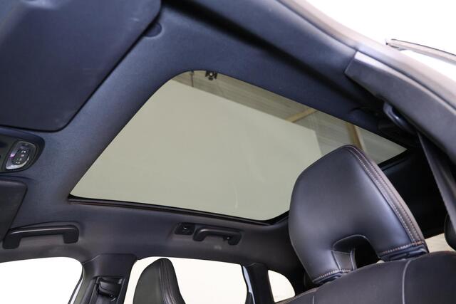 Volvo V40 CROSS COUNTRY T3 Polar Plus Luxury - Panoramadak - Leder - DAB - Parkeerverwarming - Camera achter - All-Season banden - Climate Control - Cruise Control - Parkeersensoren voor & achter - Keyless Entry - Getint glas v.a. B-stijl - Harman/Kardon - Bluekens onderhouden - 18' LMV 'Metallah'