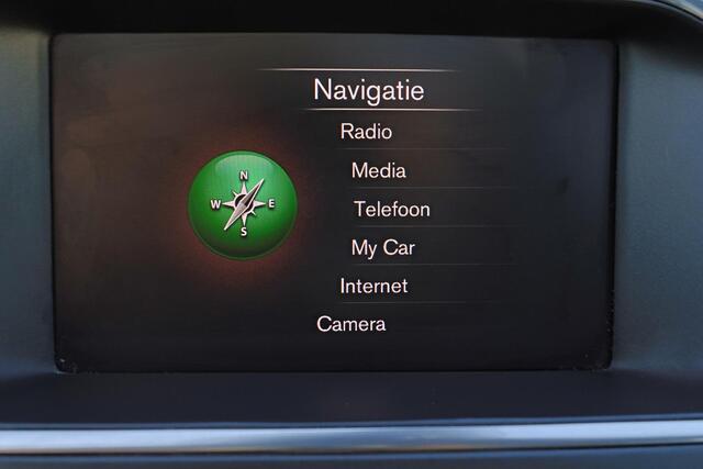 Volvo V40 CROSS COUNTRY T3 Polar Plus Luxury - Panoramadak - Leder - DAB - Parkeerverwarming - Camera achter - All-Season banden - Climate Control - Cruise Control - Parkeersensoren voor & achter - Keyless Entry - Getint glas v.a. B-stijl - Harman/Kardon - Bluekens onderhouden - 18' LMV 'Metallah'