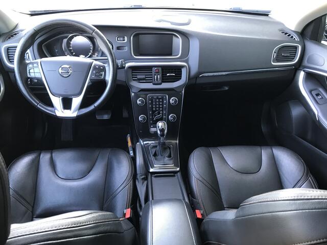 Volvo V40 CROSS COUNTRY 1.5 T3 Polar+ Luxury Automaat | Rijklaar incl 12 mnd Bovag | Panoramadak DAB Camera Trekhaak Keyless