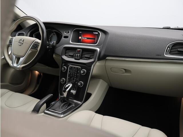 Volvo V40 CROSS COUNTRY T3 152PK Edition+ / Adaptive Cruise / BLIS / Leder / Parkeerverwarming / Panoramisch Dak / Stoelverwarming /