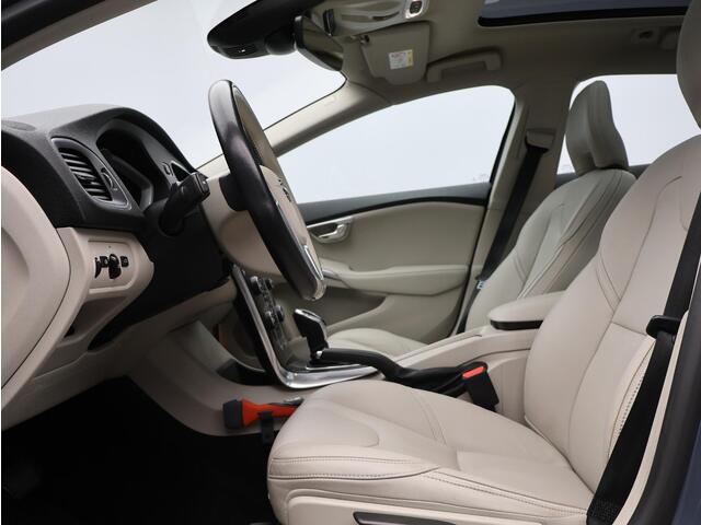 Volvo V40 CROSS COUNTRY T3 152PK Edition+ / Adaptive Cruise / BLIS / Leder / Parkeerverwarming / Panoramisch Dak / Stoelverwarming /