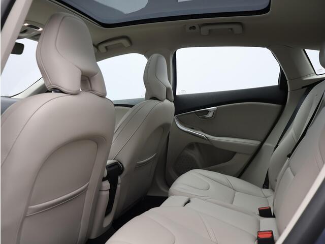 Volvo V40 CROSS COUNTRY T3 152PK Edition+ / Adaptive Cruise / BLIS / Leder / Parkeerverwarming / Panoramisch Dak / Stoelverwarming /
