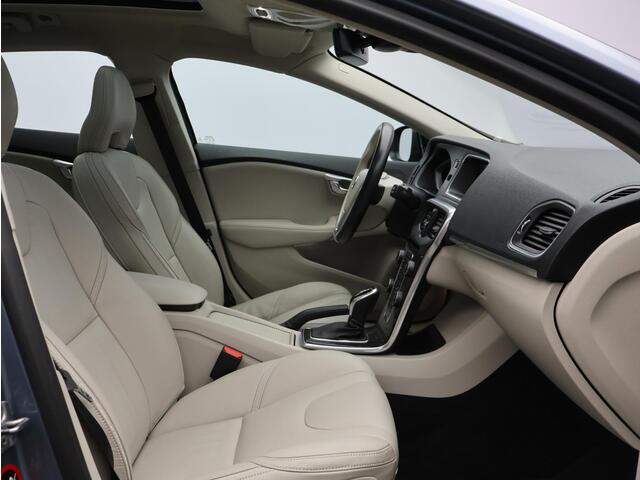 Volvo V40 CROSS COUNTRY T3 152PK Edition+ / Adaptive Cruise / BLIS / Leder / Parkeerverwarming / Panoramisch Dak / Stoelverwarming /