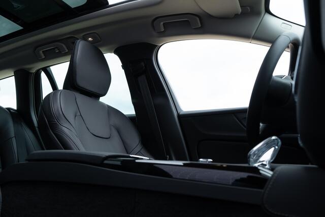 Volvo V60 T6 Recharge AWD Ultra Bright | Longe Range | Google | Massage | 360 Camera | Alarm | Schuif-/Kanteldak | Adaptieve Cruise | Pilot Assist | Head-Up Display | Keyless | 19" LM