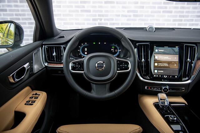 Volvo V60 2.0 T6 Recharge AWD Ultra Dark | Uit Voorraad Leverbaar | Stoel Ventilatie en Massage | Bowers & Wilkins | 360 Camera | Gelamineerd Glas |