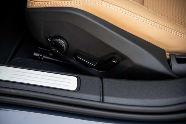 Volvo V60 2.0 T6 Recharge AWD Ultra Dark | Uit Voorraad Leverbaar | Stoel Ventilatie en Massage | Bowers & Wilkins | 360 Camera | Gelamineerd Glas |