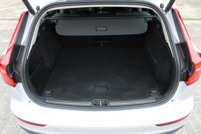 Volvo V60 2.0 T5 Momentum Pro / AppleCarplay / Verw. Voorstoelen / PDC V + A / 18" LMV
