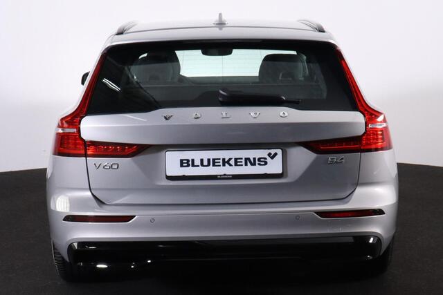 Volvo V60 B4 Plus Dark - IntelliSafe Assist & Surround - Verwarmde voorstoelen, stuur & achterbank - Parkeersensoren voor & achter - Elektr. bedienb. voorstoelen met geheugen - Draadloze tel. lader - Elektr. inklapbare trekhaak - 18' LMV