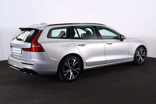 Volvo V60 B4 Plus Dark - IntelliSafe Assist & Surround - Verwarmde voorstoelen, stuur & achterbank - Parkeersensoren voor & achter - Elektr. bedienb. voorstoelen met geheugen - Draadloze tel. lader - Elektr. inklapbare trekhaak - 18' LMV