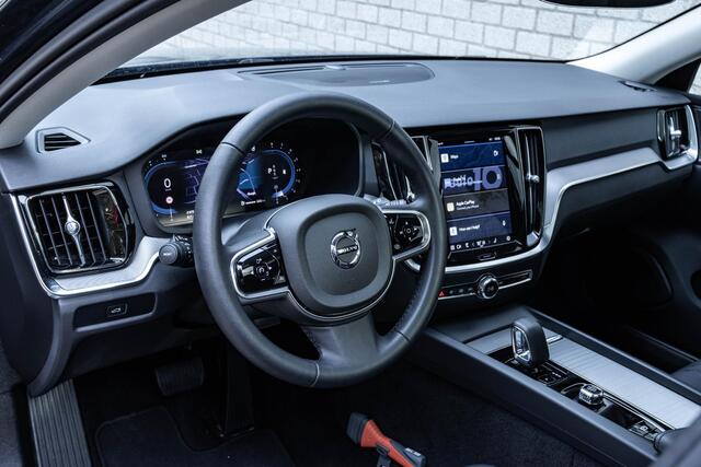 Volvo V60 B3 Automaat Plus Dark | Panoramadak | Premium Audio by Harman Kardon | 360º Camera | Semi elektrische trekhaak | Adaptive Cruise control | Stoel- en stuurverwarming | Verwarmbare achterbank