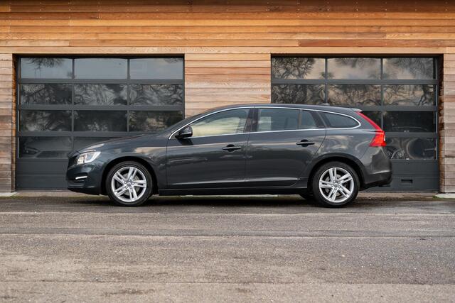 Volvo V60 1.5 T2 Momentum Aut. *Leder-Xenon-Standverwarming