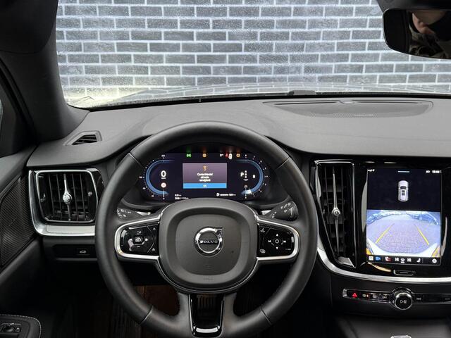 Volvo V60 2.0 B3 Plus Dark | 18" licht metalen velgen | bestuurders stoel met memory stand. parkeersensoren vóór en achter | camera | Google auto | Full LED | verwarmde voorstoelen en stuurwiel | Trekhaak |