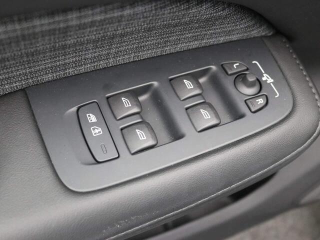 Volvo V60 2.0 B3 163pk Essential Edition AUTOMAAT / Adaptieve Cruise Control / Stoelverwarming Voor & Achter / 17" LMV / Navigatie (Google) / 1800KG Trekgewicht / 1ste Eigenaar / Historie bekend / NL Auto / Apple CarPlay & Android Auto /