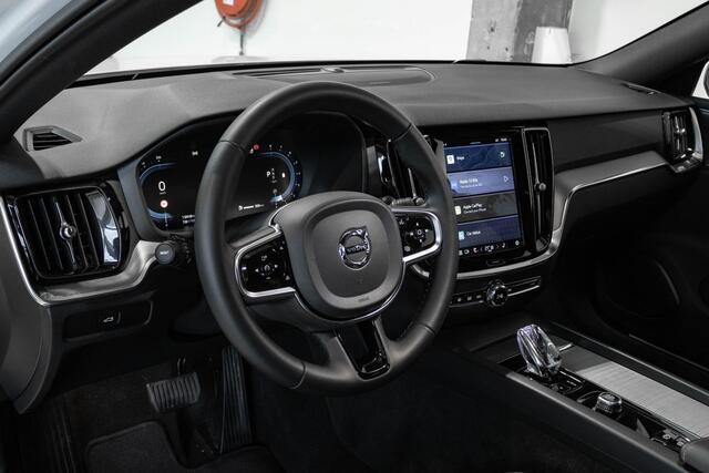Volvo V60 B3 Automaat Plus Dark | Adaptive cruise control | 360° parkeercamera | Wegklapbare trekhaak | Stoelverwarming | Parkeerverwarming | Harman Kardon premium audio | Stoel & Stuurwielverwarming | BLIS |