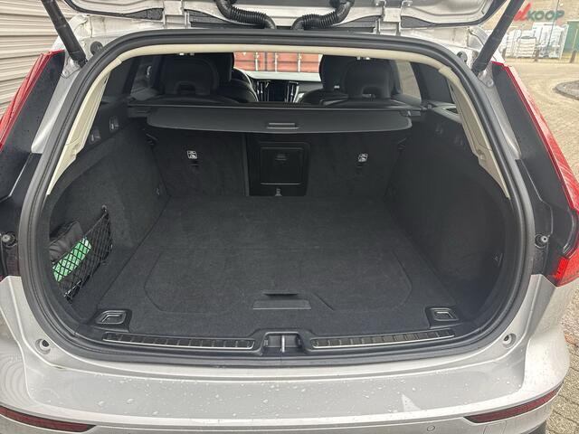 Volvo V60 2.0 T6 Plug-in hybrid AWD Plus Dark / Audio Harman Kardon / Blis / Lichtmetalen velgen 18" /