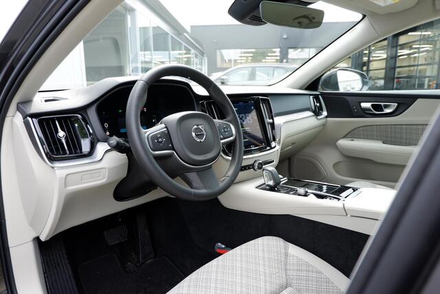 Volvo V60 T6 Recharge AWD Core Bright | Trekhaak semi elektrisch inklapbaar | 19" Lichtmetalen velgen | Adaptieve Cruise Control met Pilot Assist | BLIS dodehoekdetectie | City Weave Blond interieur | Google Maps & Infotainment | Keyless Entry & Go | Elektrisch bed