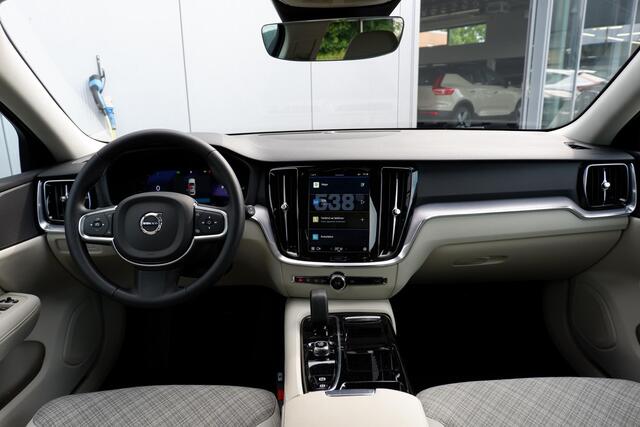 Volvo V60 T6 Recharge AWD Core Bright | Trekhaak semi elektrisch inklapbaar | 19" Lichtmetalen velgen | Adaptieve Cruise Control met Pilot Assist | BLIS dodehoekdetectie | City Weave Blond interieur | Google Maps & Infotainment | Keyless Entry & Go | Elektrisch bed