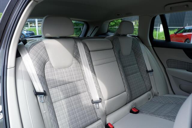 Volvo V60 T6 Recharge AWD Core Bright | Trekhaak semi elektrisch inklapbaar | 19" Lichtmetalen velgen | Adaptieve Cruise Control met Pilot Assist | BLIS dodehoekdetectie | City Weave Blond interieur | Google Maps & Infotainment | Keyless Entry & Go | Elektrisch bed